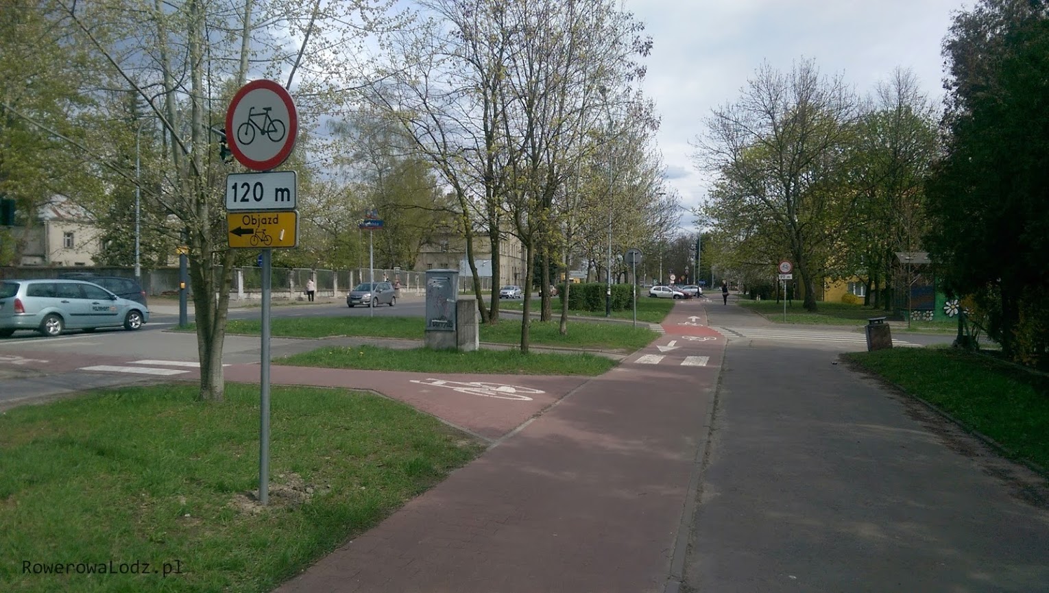 Dla jadących od strony Retkini ustawiono znaki pokazujące za ile metrów nastąpi zakaz ruchu rowerem 