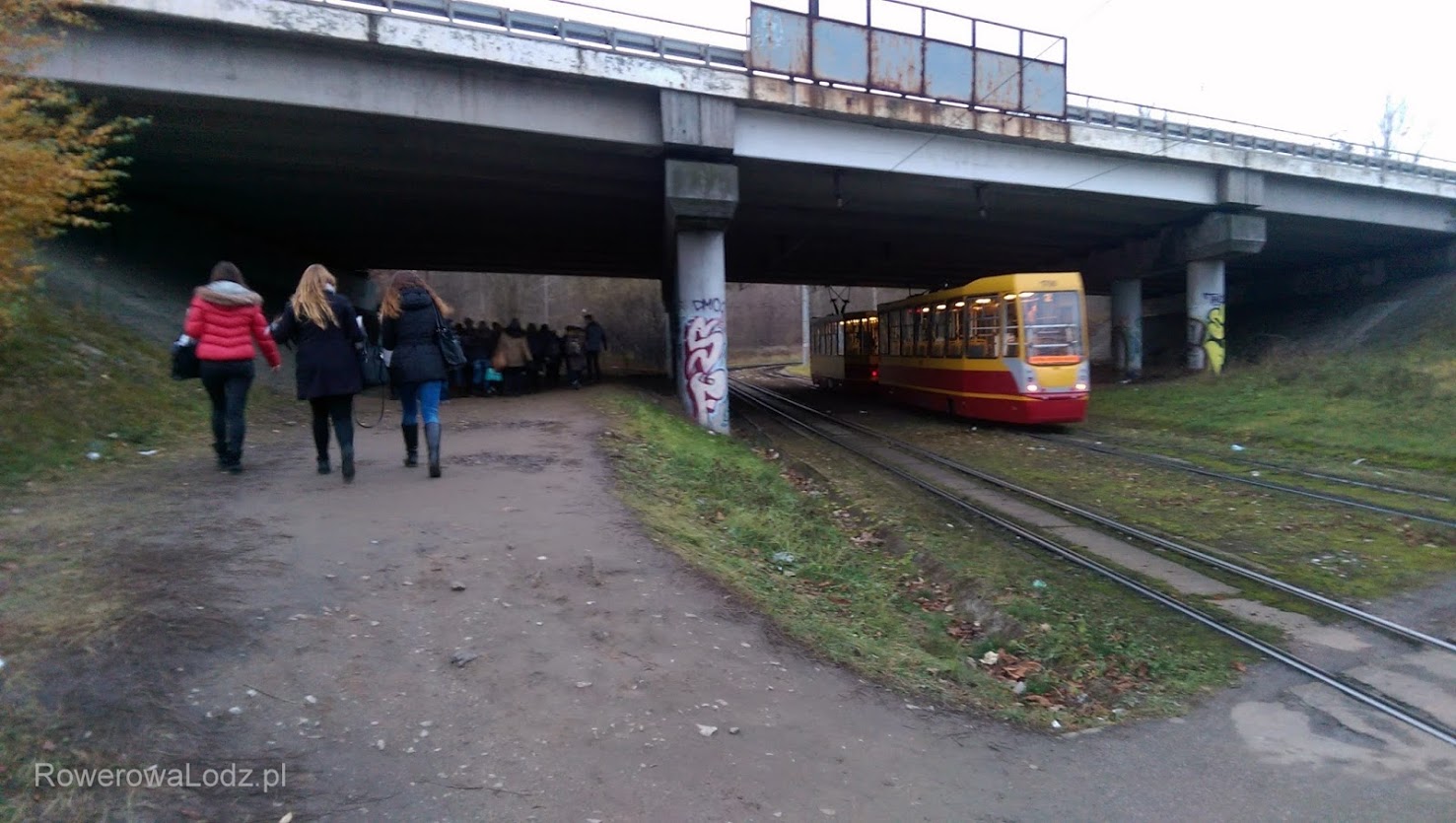 Wystarczy jeden tramwaj, aby wylała się z niego grupa pieszych idąca do CKD