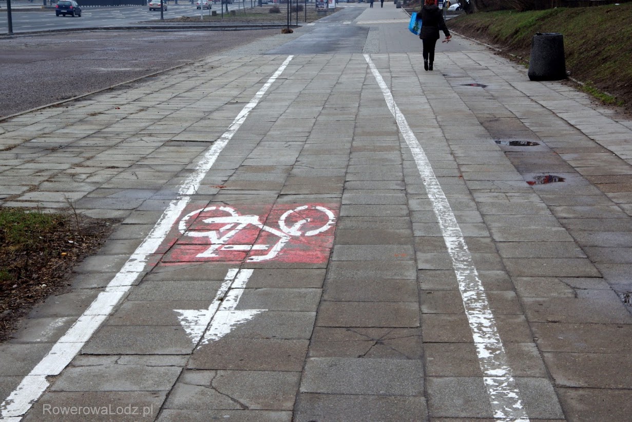 Co się jeszcze zmieni? Chodnik z malunkami zamieni się w drogę dla rowerów - szerokość widać już w oddali.