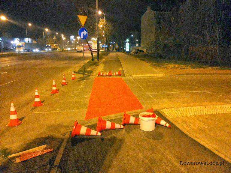 Kolejny przejazd dla rowerów wymalowany na czerwono.