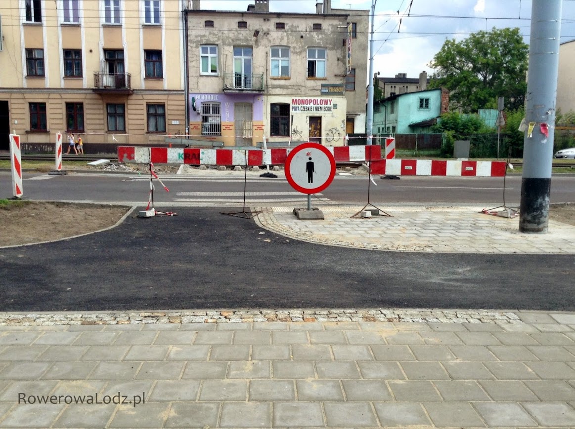 Na wysokości ul. Cieszyńskiej będzie przejazd dla rowerów - możliwość dalszej jazdy rowerem po jezdni.