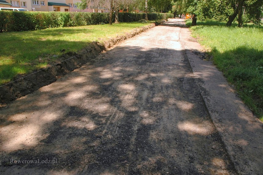 Zerwano stary asfaltowy chodnik.