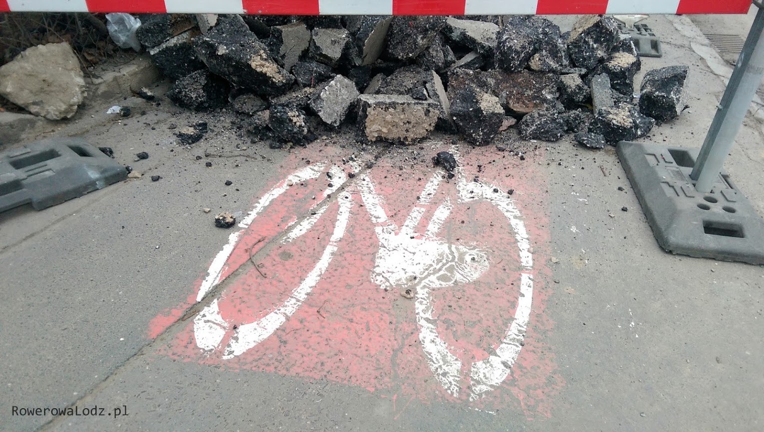 Zrywany jest stary asfalt na ciągu pieszo-rowerowym