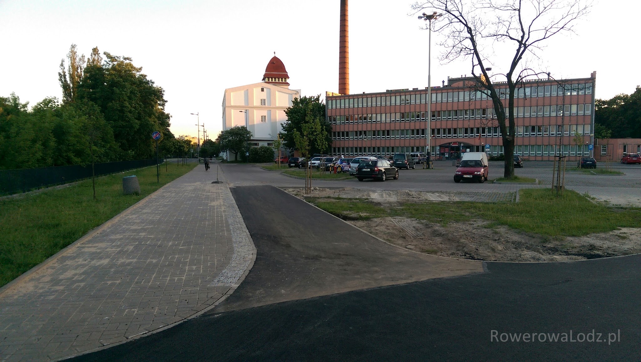 Wjazd na parking przez który można dostać się na ul. Karolewską 
