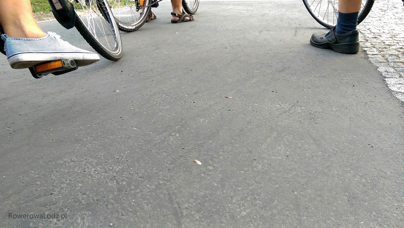 Widoczne są ślady opono rowerów 