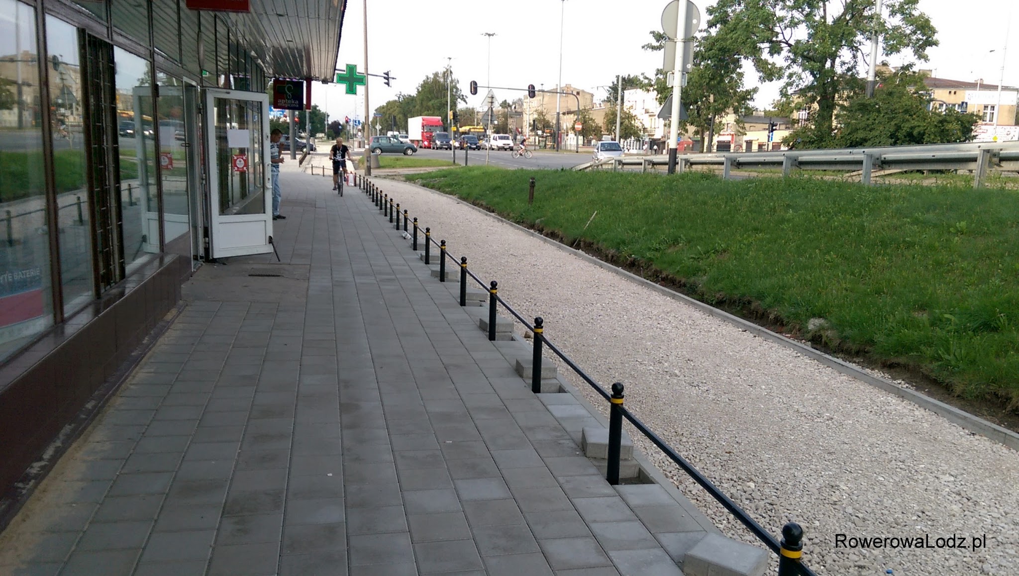 Że dla rowerzysty chcącego dostać się do punktów usługowych po lewej, będzie barierą, której można było uniknąć.