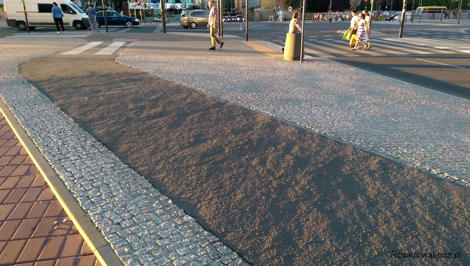 Ciekawostka zaobserwowana podczas zachodu słońca - czy tak powinien wyglądać równy asfalt?