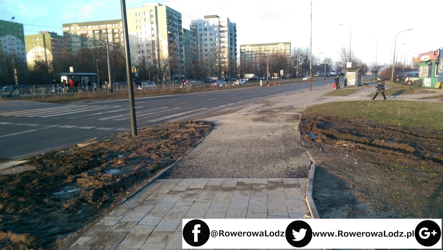 Przy ul. Puszkina ostały się resztki starej drogi dla rowerów wykonanej z asfaltu 