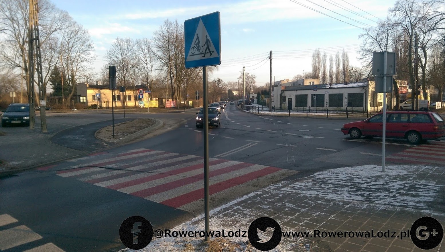 Skrzyżowanie z ul. Borową. Znaki pionowe mówią o przejeździe, którego jeszcze nie wymalowano.