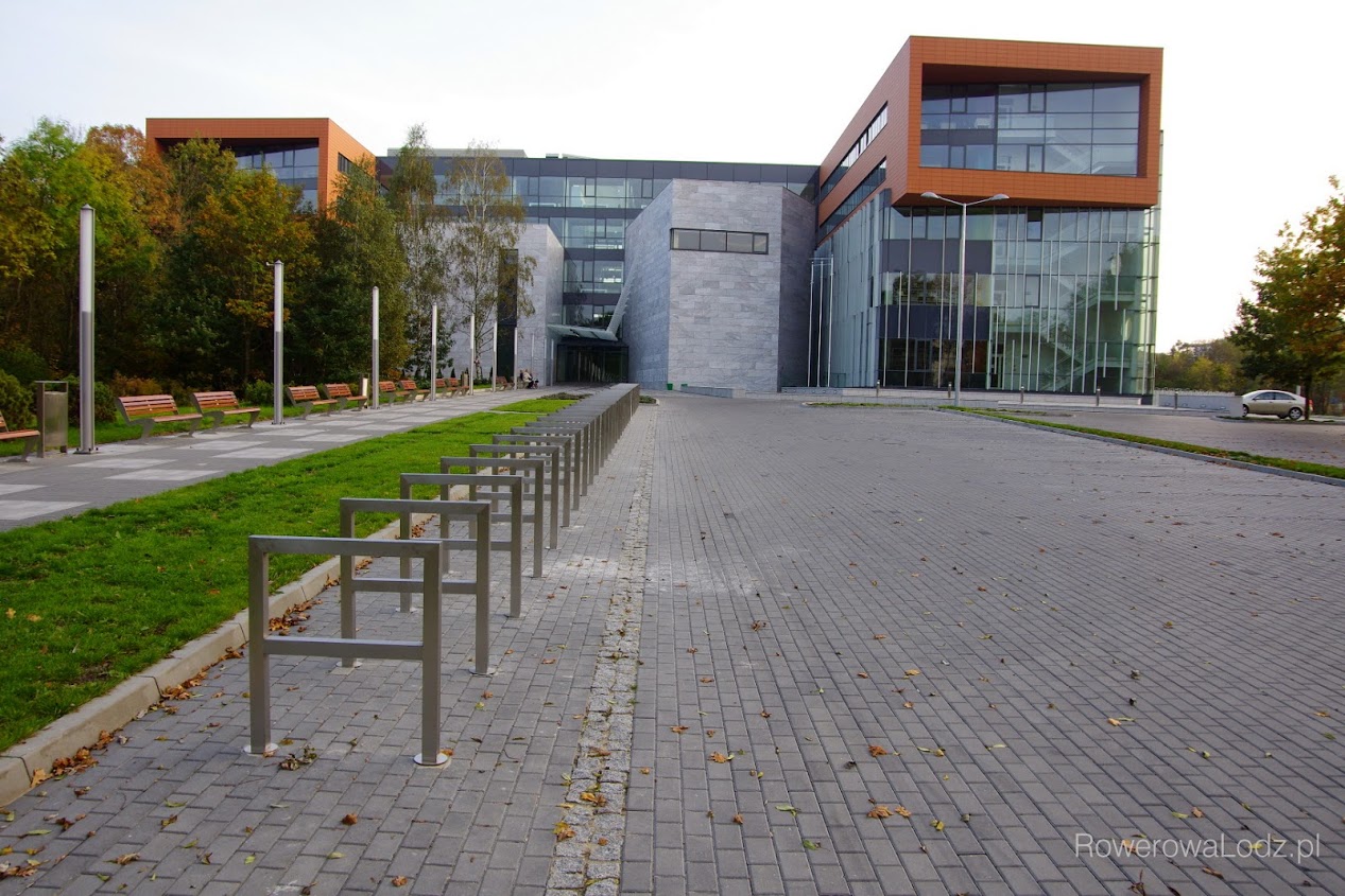 30 u-kształtnych stojaków przed budynkiem Wydziału Filologii