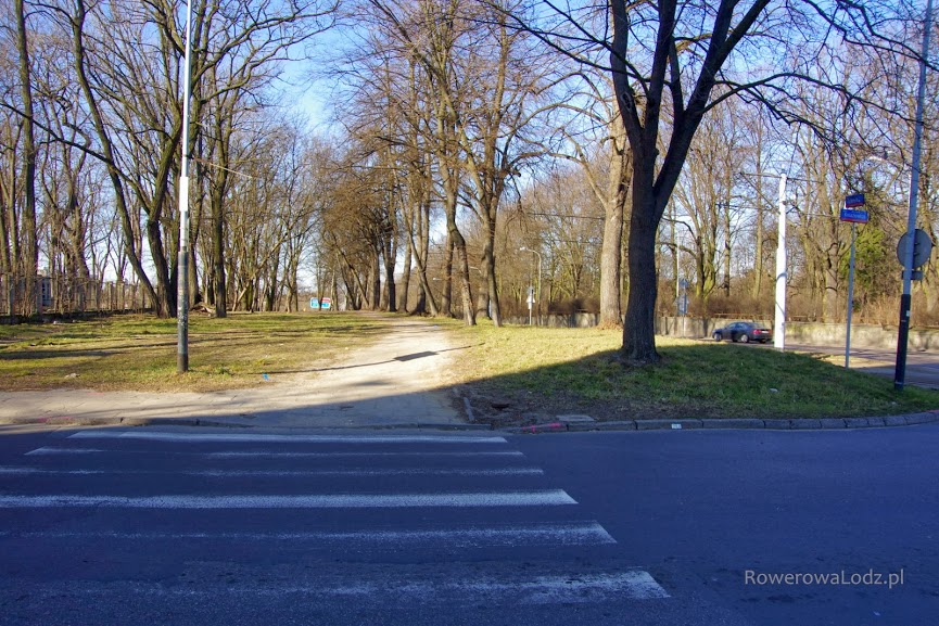 Tutaj zacznie się budowana właśnie droga dla rowerów - skrzyżowanie z ul. Kniaziewicza.