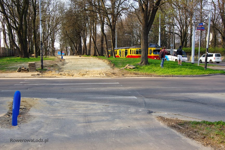 Na skrzyżowaniu z ul. Kniaziewicza widać ślad przyszłej rowerówki. 