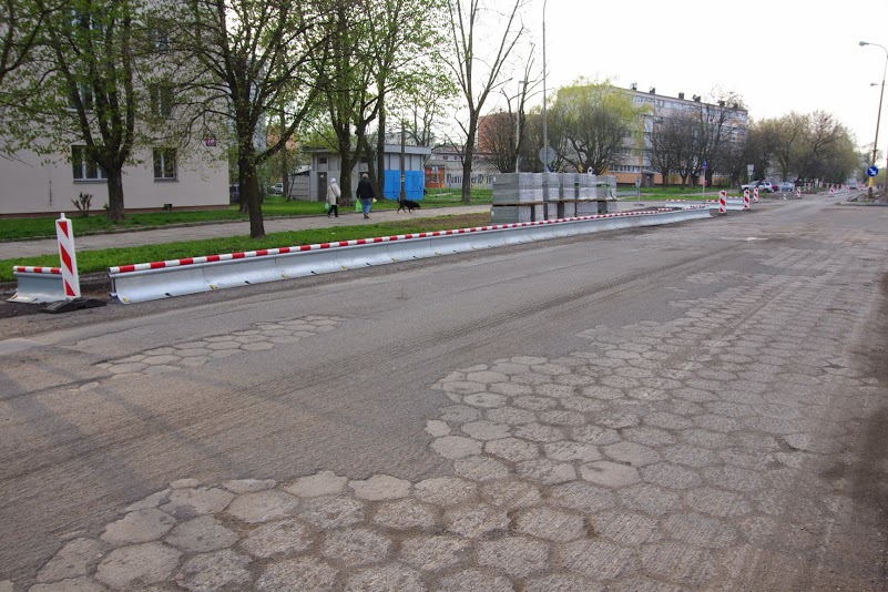 Frezowanie asfaltu odkryło poprzednia nawierzchnię ulicy Spornej.
