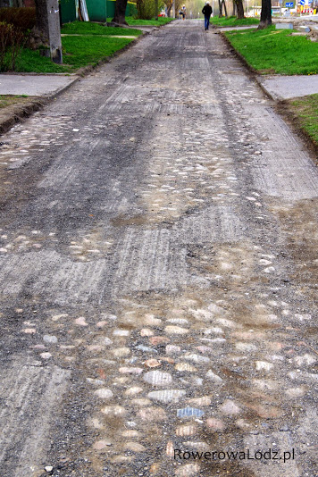 Frezowanie asfaltu na chodniku okryło kocie łby - leżące tu zapewne kilkadziesiąt lat.