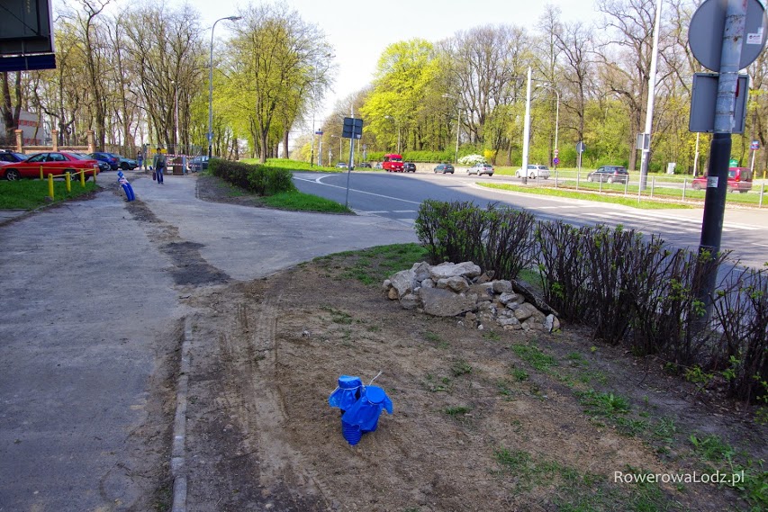 Przed skrzyżowaniem z ul. Kniaziewicza - podziemna infrastruktura już zakopana.