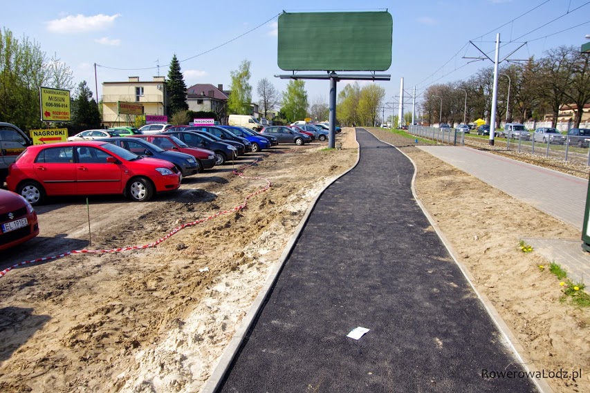 Jest już pierwsza warstwa asfaltu... nie ma jeszcze zbudowanego chodnika.