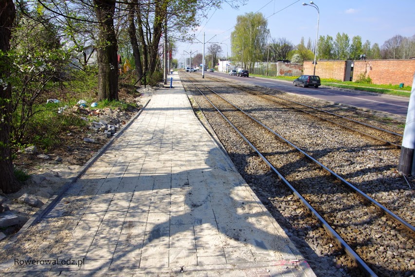 Pomiędzy ul. Czereśniową a ul. Truskawkową wybudowano chodnik. TAK chodnik. Brakuje punktów do teleportacji.