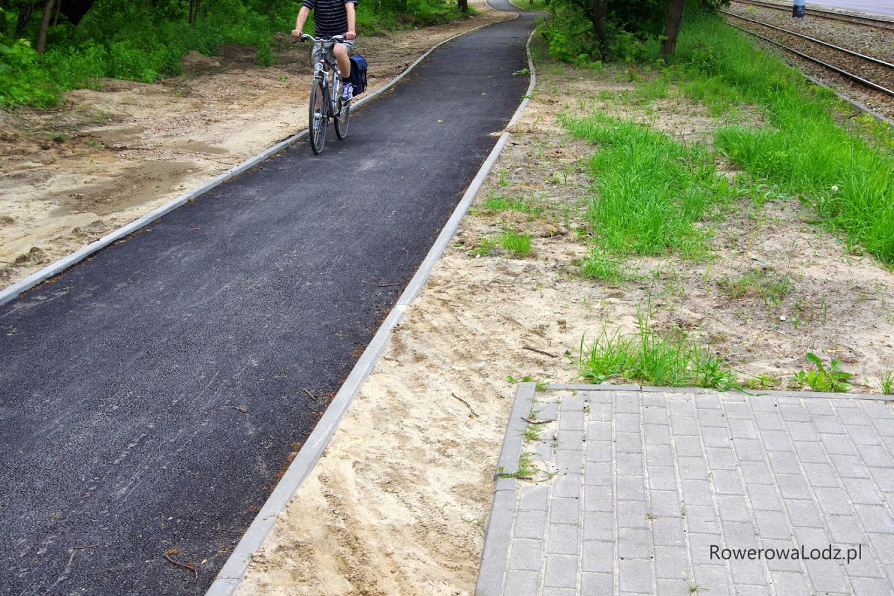 Mimo, że to dopiero pierwsza warstwa asfaltu, to rowerzyści już korzystają.
