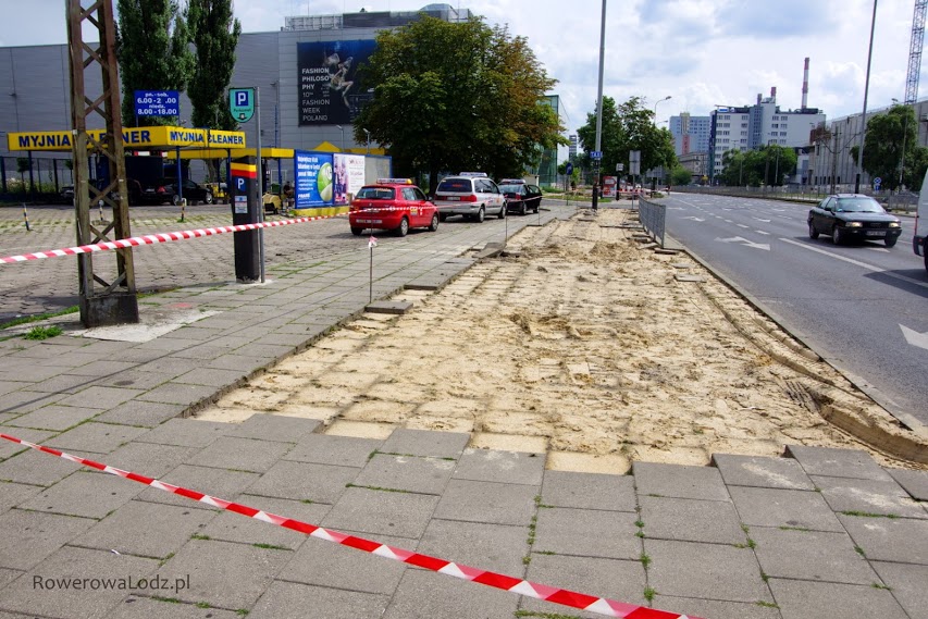 Płyty chodnikowe przy skrzyżowaniu z ul. Radwańska dopiero zdemontowane.