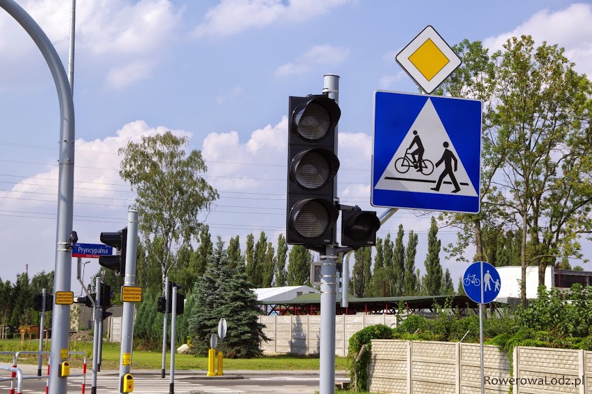 Wielkość znaków informujacych o pierwszeństwie na skrzyżowaniu jest dobra dla ulic osiedlowych a nie trasy przelotowej.