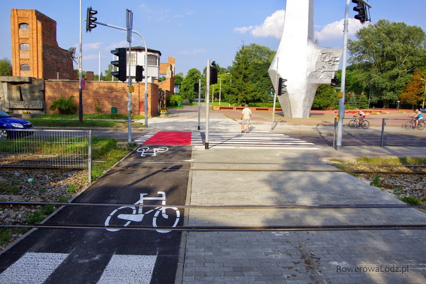 Przy placu Pamięci Narodowej obok mauzoleum radogoskiego powstał przejazd dla rowerów.