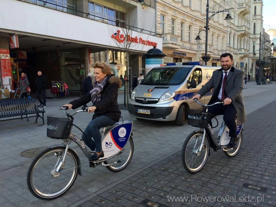 Prezydent Łodzi Hanna Zdanowska oraz prezes firmy NextBike Tomasz Wojtkiewicz na rowerach publicznych (autorka: K.K.)