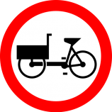 B-11 zakaz wjazdu wózków rowerowych Znak zakazuje ruchu rowerów wielośladowych. Stosowany na drogach o dużym natężeniu ruchu, gdzie ruch tych pojazdów może powodować tamowanie ruchu.