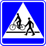 D-6b przejście dla pieszych i przejazd dla rowerzystów Oznacza miejsce przeznaczone do przechodzenia pieszych i przejeżdżania dla rowerzystów w poprzek drogi. Znak umieszcza się bezpośrednio przed przejazd dla rowerzystów i przejazdem dla rowerzystów znajdującymi się obok siebie. Kierujący pojazdem zbliżający się do miejsca oznaczonego znakiem jest obowiązany zmniejszyć prędkość tak, aby nie narazić na niebezpieczeństwo pieszych znajdujących się w tych miejscach lub na nie wchodzących oraz rowerzystów znajdujących się w tych miejscach lub na nie wjeżdżających. Umieszczona pod znakiem tabliczka T-27 wskazuje, że przejście dla pieszych jest szczególnie uczęszczane przez dzieci.