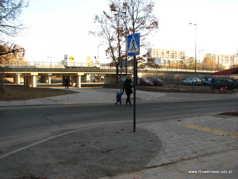 Przy wjeździe z ul. Gogola pod estakadę brakuje informacji na znaku o rowerzystach i przejścia dla pieszych.
