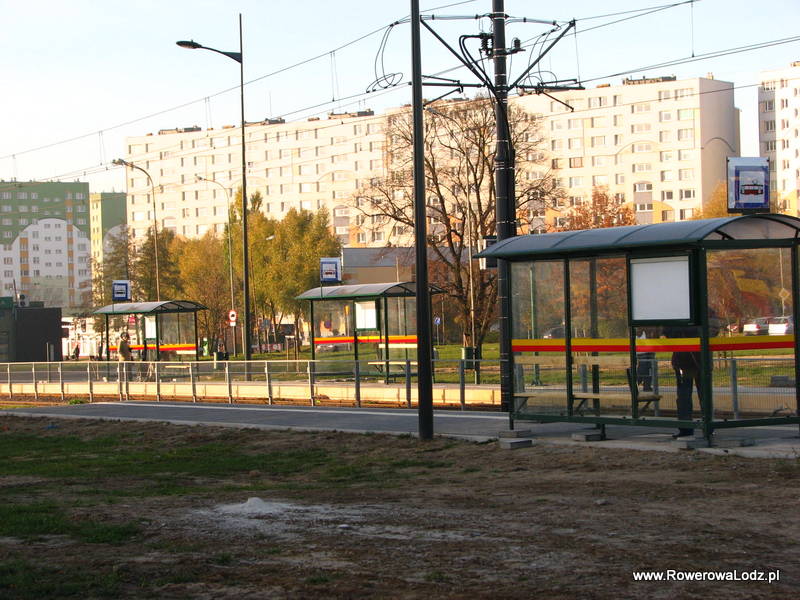 Po stronie południowej ronda Inwalidów powstał nowy przystanek tramwajowy. Brak jest stojaków rowerowych na tym przystanku, natomiast pojawiły się na przystanku po stronie wschodniej ronda - kierunek Centrum.