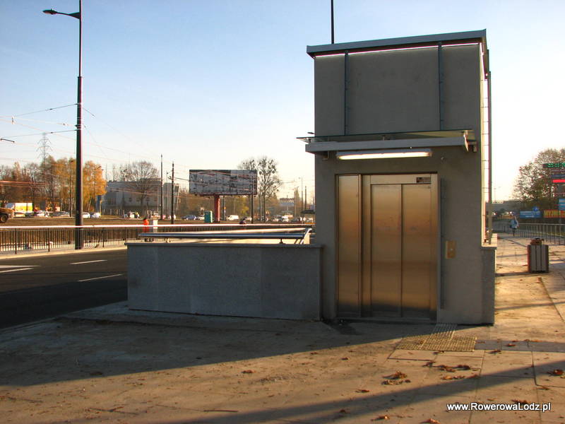 Przy przejściu podziemnym na Piłsudskiego (przystanek Stadion) powstała winda i zlikwidowano prowadnice, które umożliwiały wygodne zejście z rowerem.