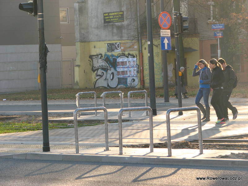 Na przystankach tramwajowych przy ul. Sarniej pojawiły się stojaki rowerowe, natomiast brak jest przejazdu rowerowego którym można by dojechać do tych stojaków .